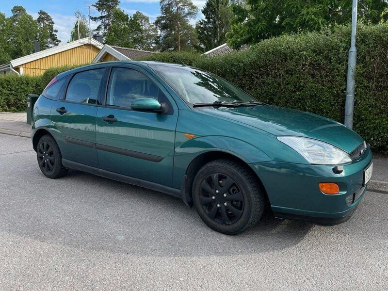 Grön Begagnad 2000 Ford Focus Halvkombi | 35 000 kr (Lite dyr) - Bild 1/4