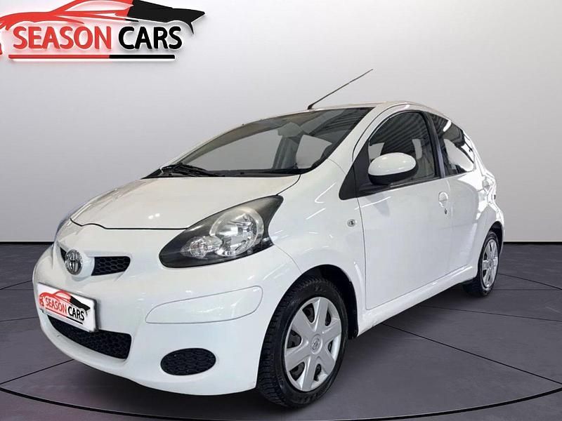 Vit Begagnad 2010 Toyota Aygo Halvkombi | 34 900 kr (Marknadspris) - Bild 1/3