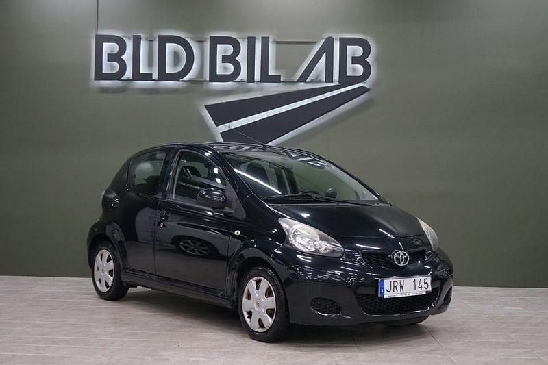 Svart Begagnad 2009 Toyota Aygo Halvkombi | 44 900 kr (Marknadspris) - Bild 1/4