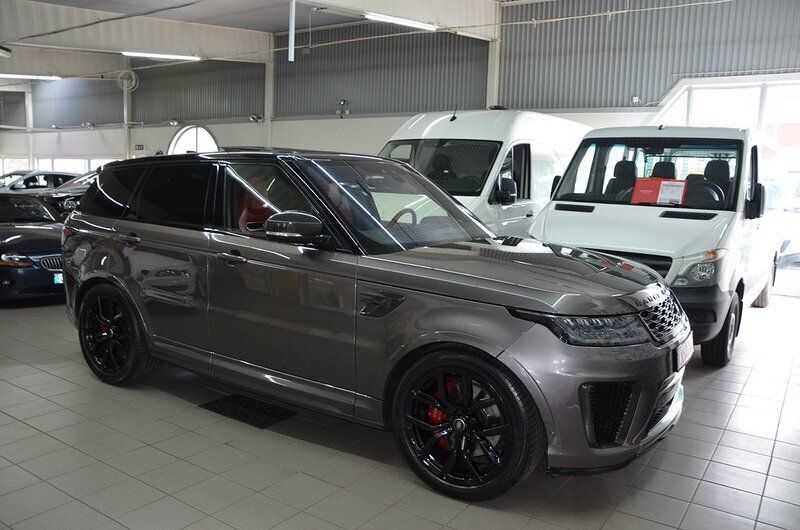 Grå Begagnad 2018 Land Rover Range Rover Sport SVR SUV | 874 900 kr (Marknadspris) - Bild 1/4