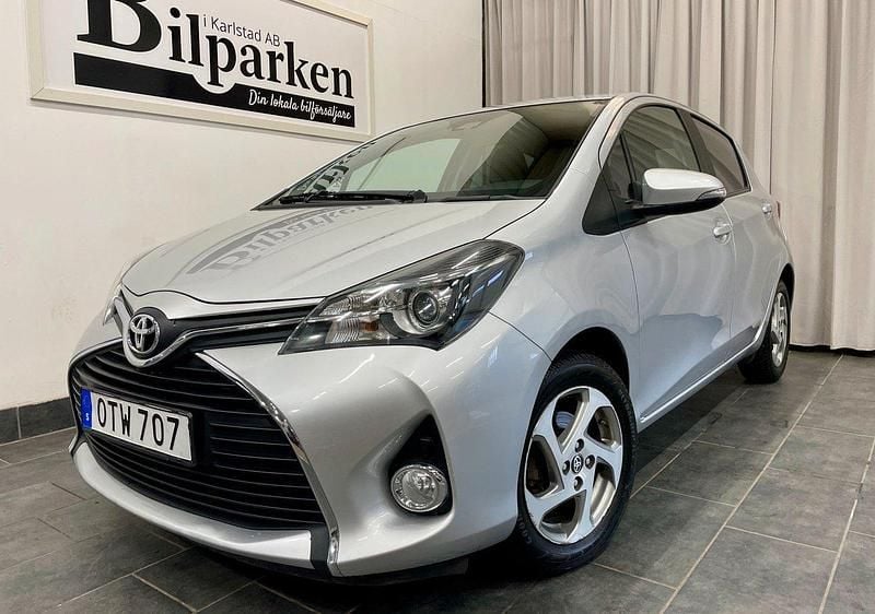 Silver Begagnad 2015 Toyota Yaris Active Halvkombi | 109 900 kr (Marknadspris) - Bild 1/3