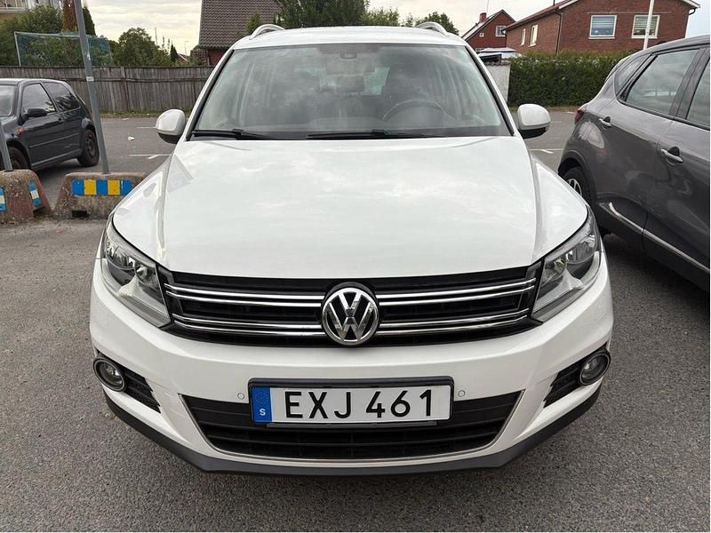 Vit Begagnad 2013 VW Tiguan Sportline SUV | 109 900 kr (Bra pris) - Bild 1/4
