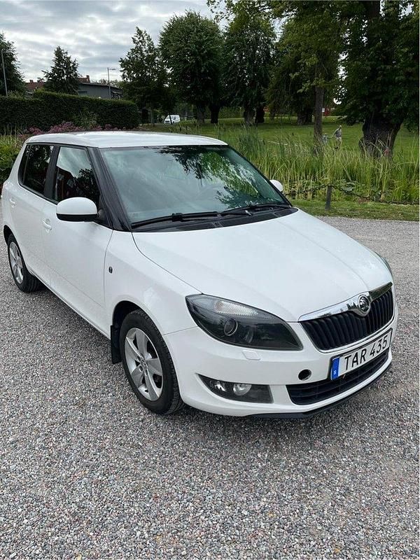 Vit Begagnad 2015 Skoda Fabia Ambiente Halvkombi | 47 000 kr (Bra pris) - Bild 1/4