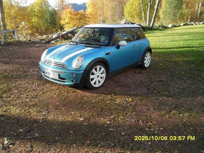 Blå Begagnad 2005 Mini Cooper Halvkombi | 28 000 kr (Superpris) - Bild 1/4