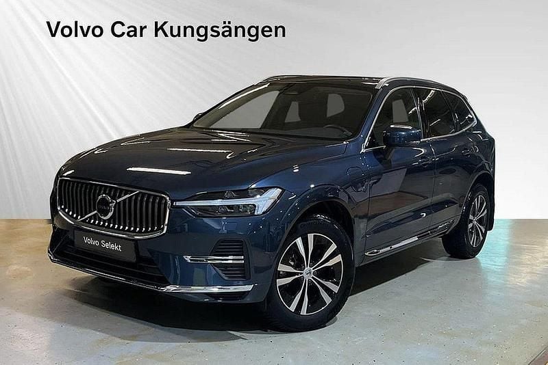 Mörkblå Begagnad 2023 Volvo XC60 Core SUV | 449 900 kr (Marknadspris) - Bild 1/3