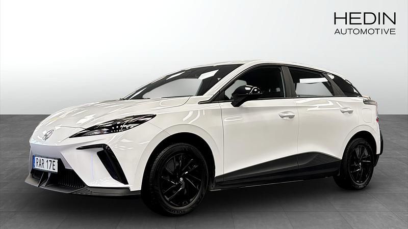 Vit (white) Begagnad 2023 MG MG4 EV Halvkombi | 239 900 kr (Marknadspris) - Bild 1/4