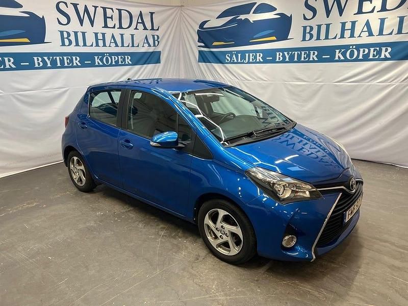 Blå Begagnad 2015 Toyota Yaris Multidrive S Halvkombi | 89 800 kr (Marknadspris) - Bild 1/4