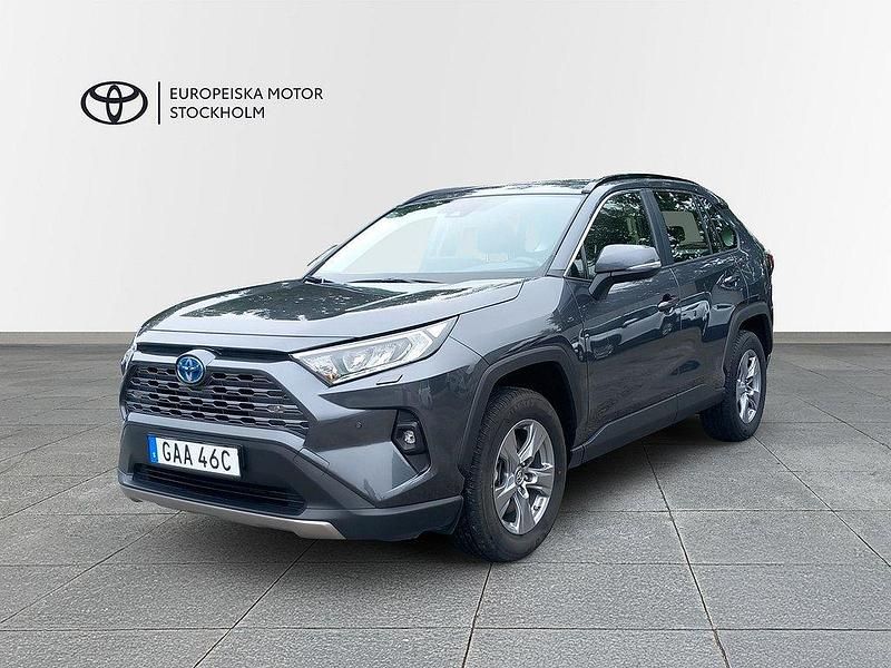 Mörkgrå Begagnad 2024 Toyota RAV4 Hybrid Active SUV | 399 900 kr (Bra pris) - Bild 1/3