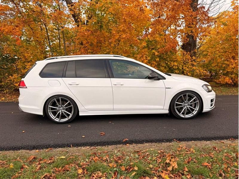 Vit Begagnad 2016 VW Golf VII R Kombi | 277 900 kr (Dyr) - Bild 1/4