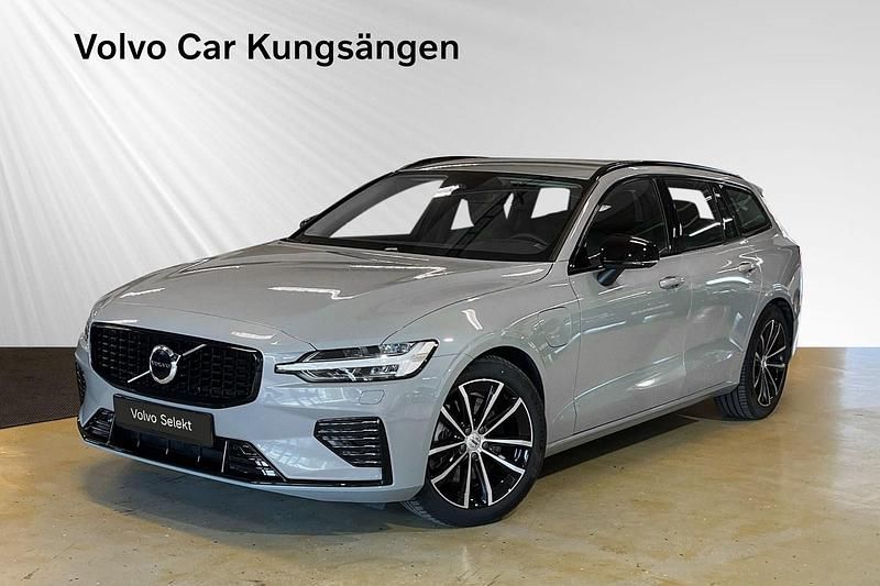 Grå Begagnad 2024 Volvo V60 Plus Kombi | 484 900 kr (Marknadspris) - Bild 1/3