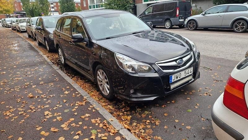 Svart Begagnad 2011 Subaru Legacy Kombi | 55 000 kr (Superpris) - Bild 1/4