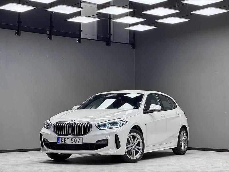 Begagnad BMW 118 M Sport 136 HK (100 kW) 2021 Vit Halvkombi