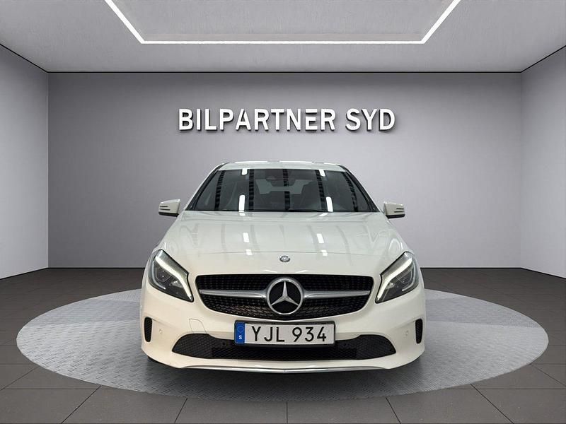 Vit Begagnad 2016 Mercedes A180 Halvkombi | 179 000 kr (Marknadspris) - Bild 1/4