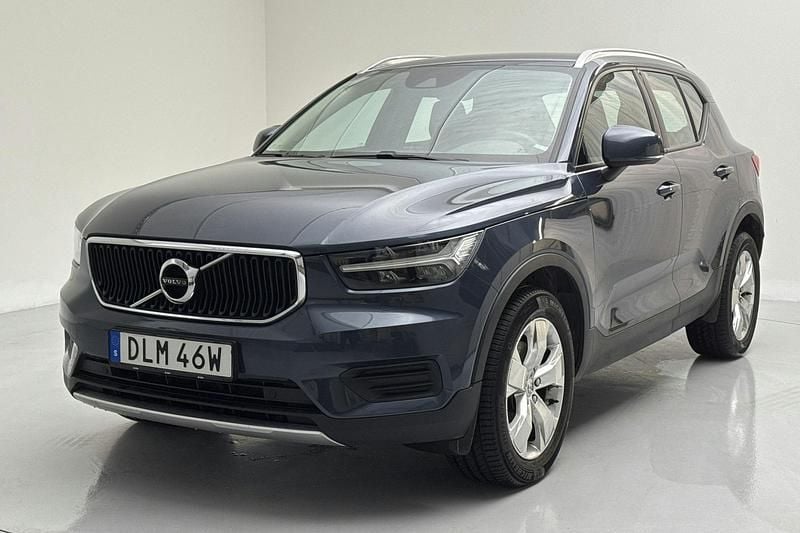 Mörkblå Begagnad 2022 Volvo XC40 Momentum SUV | 300 000 kr (Superpris) - Bild 1/4