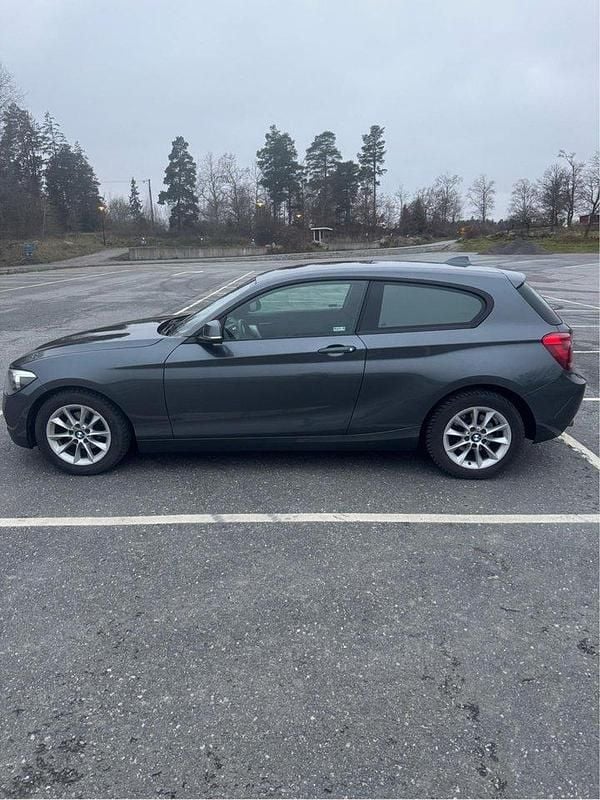 Grå Begagnad 2014 BMW 118 Halvkombi | 104 000 kr (Superpris) - Bild 1/4