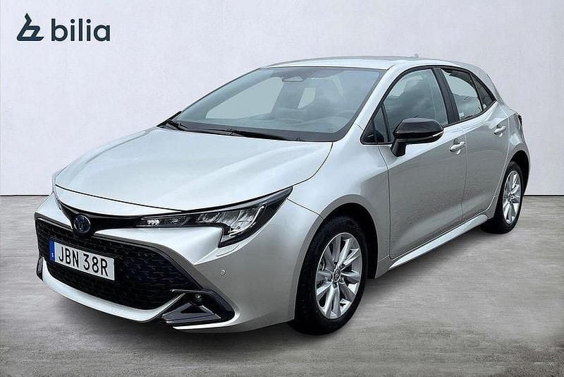 Silver Ny 2025 Toyota Corolla Hybrid Active Halvkombi | 350 900 kr (Marknadspris) - Bild 1/3