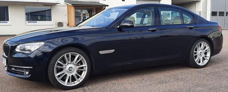 Svart Begagnad 2013 BMW 750 Sedan | 262 000 kr - Bild 1/4
