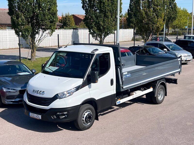 Flerfärgad (vit) Begagnad 2023 Iveco Daily Van | 811 250 kr (Dyr) - Bild 1/4