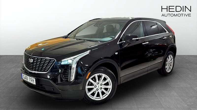 Svart (black) Begagnad 2022 Cadillac XT4 SUV | 329 900 kr - Bild 1/4