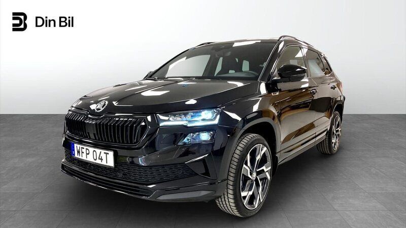 Svart Ny 2024 Skoda Karoq SportLine SUV | 369 900 kr (Marknadspris) - Bild 1/4