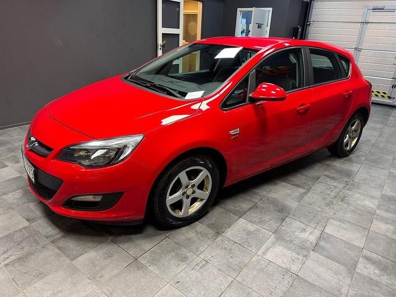 Begagnad Opel Astra Enjoy 116 HK (85 kW) 2013 Röd Halvkombi