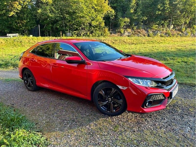 Röd Begagnad 2018 Honda Civic Halvkombi | 149 000 kr (Marknadspris) - Bild 1/4