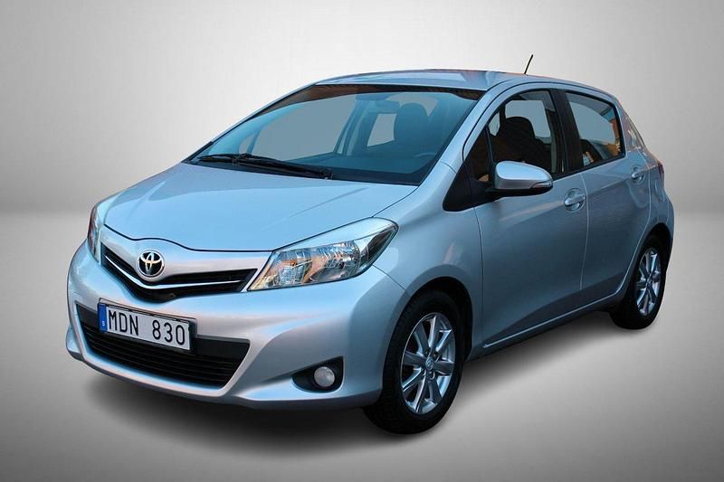 Silver Begagnad 2011 Toyota Yaris Multidrive S Halvkombi | 109 900 kr (Lite dyr) - Bild 1/4