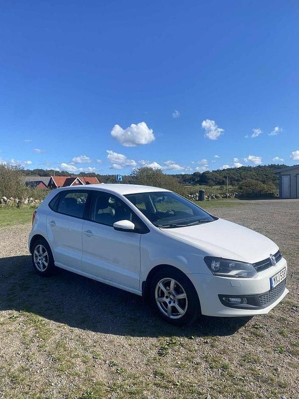Vit Begagnad 2013 VW Polo Halvkombi | 43 000 kr (Bra pris) - Bild 1/4