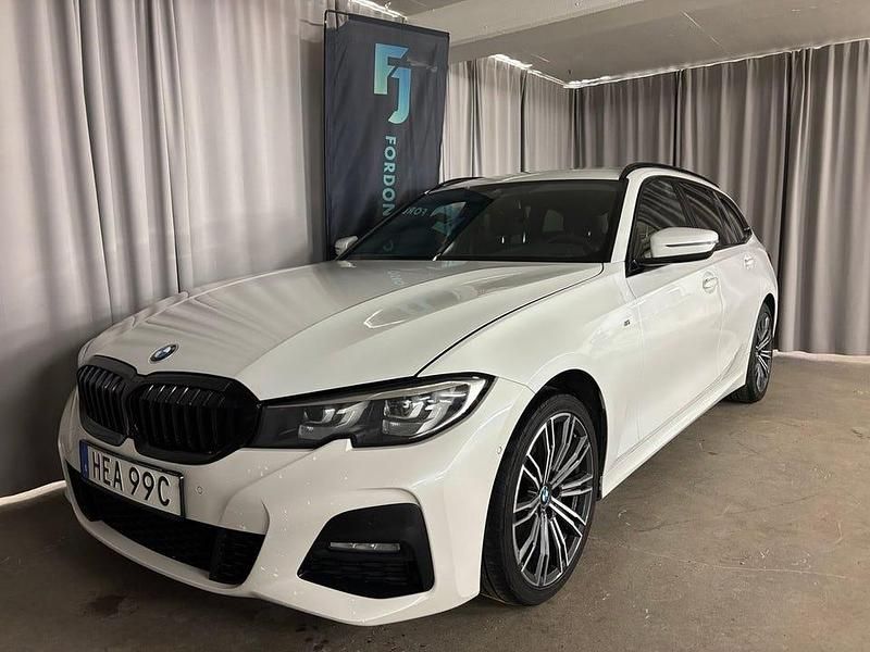 Vit Begagnad 2020 BMW 320 M Sport Kombi | 259 900 kr (Lite dyr) - Bild 1/4