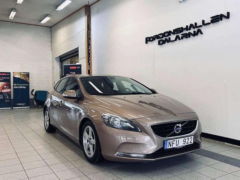 Begagnad Volvo V40 Kinetic 116 HK (85 kW) 2013 Brun Halvkombi