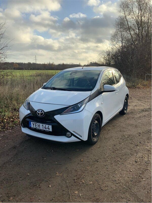 Vit Begagnad 2016 Toyota Aygo X-play Halvkombi | 80 000 kr (Lite dyr) - Bild 1/4