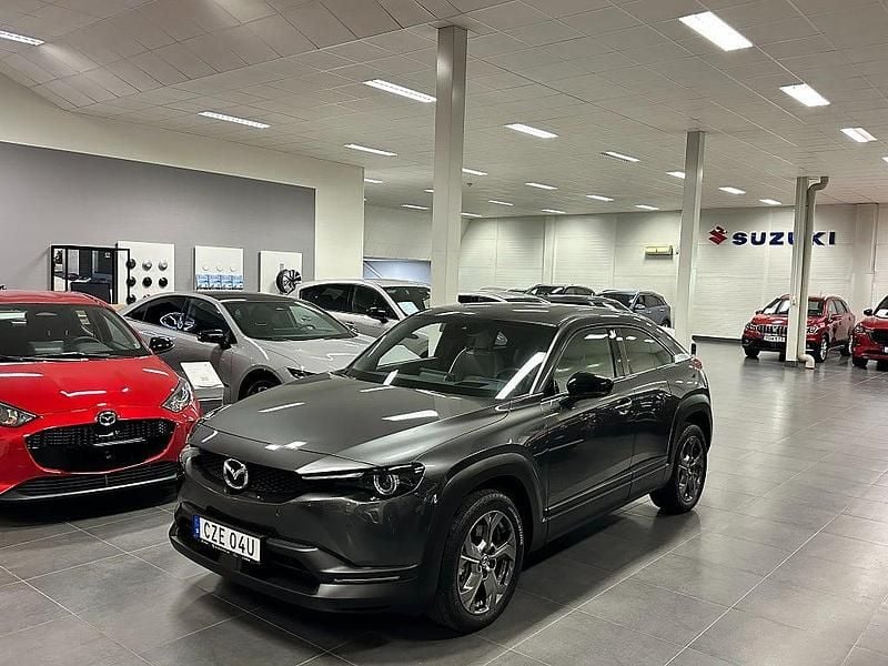 Grå Begagnad 2020 Mazda MX30 Cosmo SUV | 144 900 kr (Marknadspris) - Bild 1/4