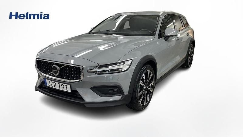 Grå Begagnad 2024 Volvo V60 CC Plus Kombi | 469 000 kr (Marknadspris) - Bild 1/4