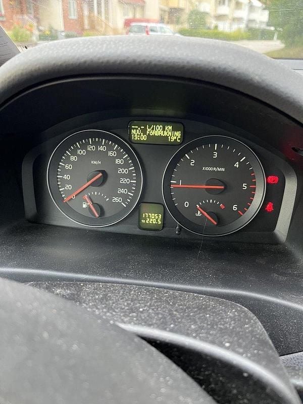 Brun Begagnad 2008 Volvo V50 Momentum Kombi | 45 000 kr (Marknadspris) - Bild 1/4
