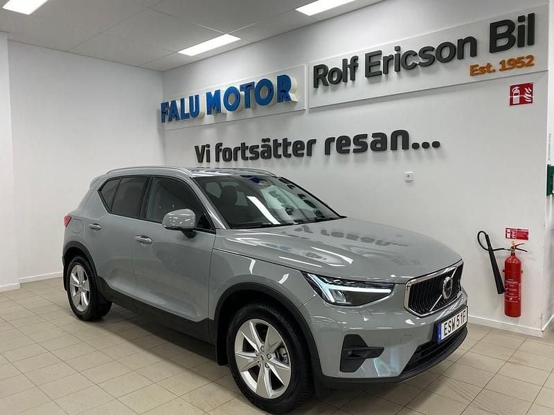 Grå Begagnad 2024 Volvo XC40 Core SUV | 359 500 kr (Marknadspris) - Bild 1/4