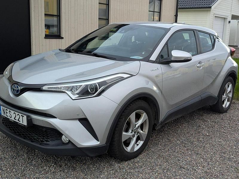 Grå Begagnad 2017 Toyota C-HR Active SUV | 189 000 kr (Marknadspris) - Bild 1/4
