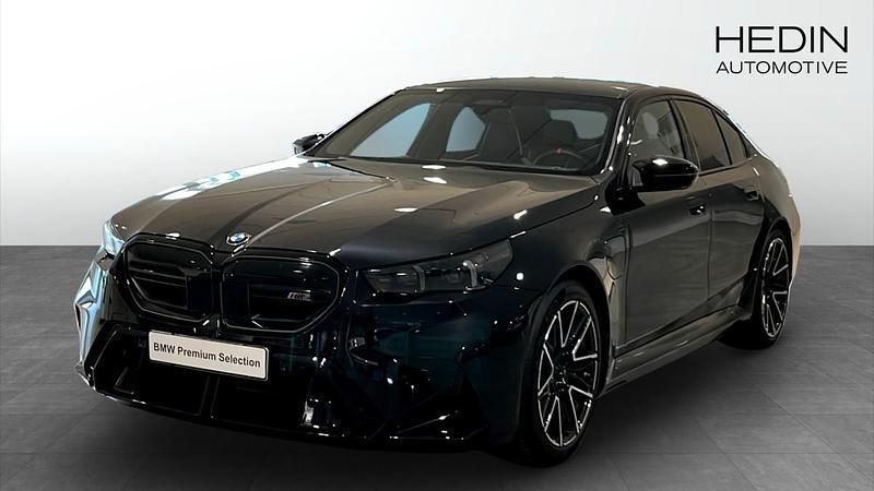 Svart (black) Begagnad 2024 BMW M5 Comfort Edition Sedan | 1 618 700 kr (Dyr) - Bild 1/4
