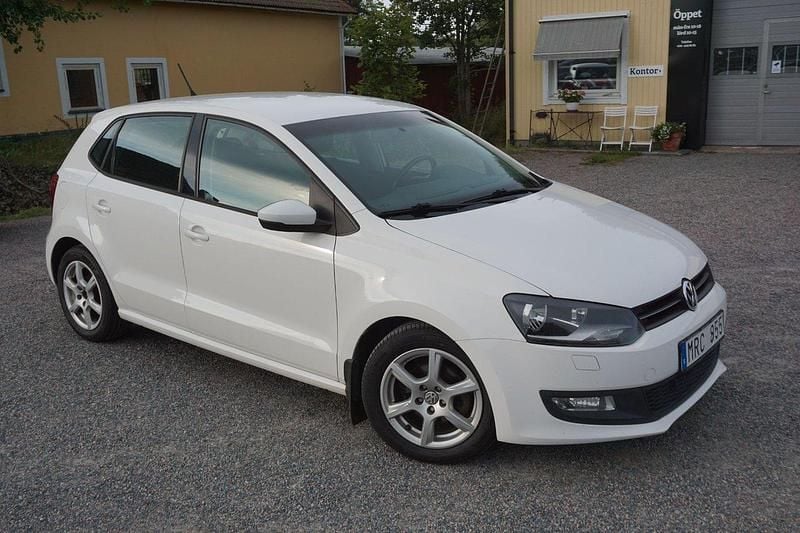 Vit Begagnad 2011 VW Polo Halvkombi | 44 900 kr (Marknadspris) - Bild 1/4