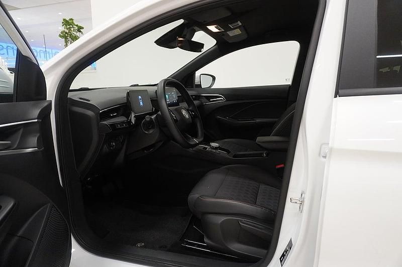 Begagnad MG MG3 Luxury 194 HK (142 kW) 2024 Dover white Halvkombi