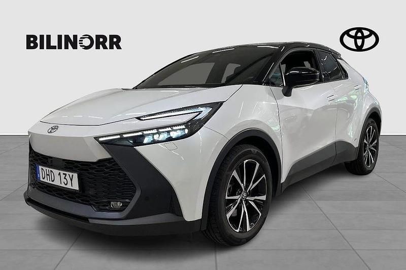 Vit Begagnad 2023 Toyota C-HR Style SUV | 396 600 kr (Bra pris) - Bild 1/4