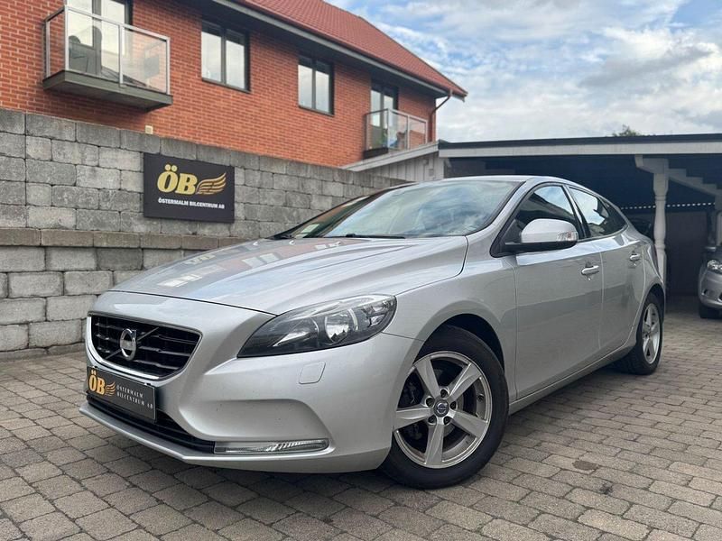 Ljusgrå (grå) Begagnad 2013 Volvo V40 Kinetic Kombi | 99 000 kr (Marknadspris) - Bild 1/4