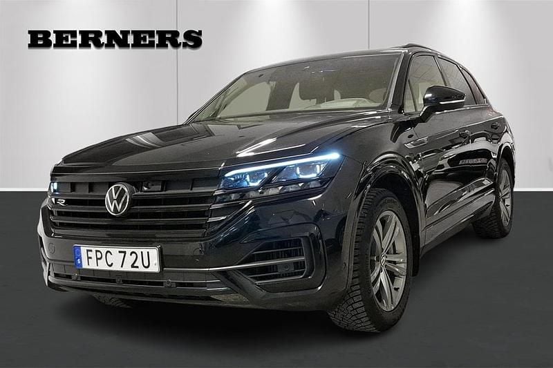 Svart Begagnad 2023 VW Touareg R SUV | 669 900 kr (Marknadspris) - Bild 1/4