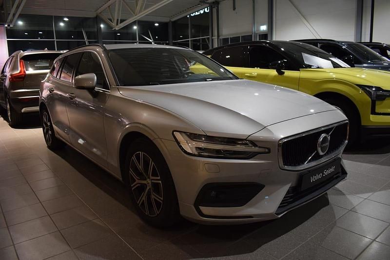 Silver Begagnad 2023 Volvo V60 Core Kombi | 329 000 kr (Superpris) - Bild 1/2