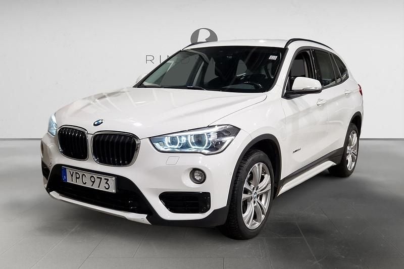 Vit Begagnad 2017 BMW X1 Sport Line SUV | 204 900 kr (Marknadspris) - Bild 1/3