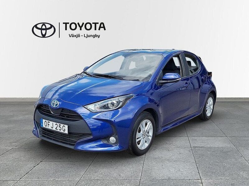 Mörkblå Begagnad 2022 Toyota Yaris Hybrid Active Halvkombi | 209 000 kr (Marknadspris) - Bild 1/3