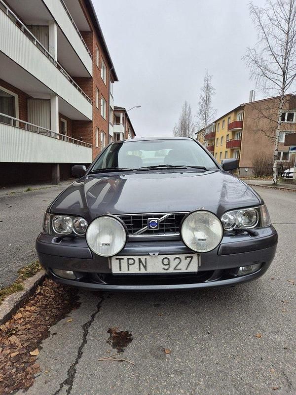 Grå Begagnad 2003 Volvo S40 Sedan | 15 000 kr (Marknadspris) - Bild 1/4