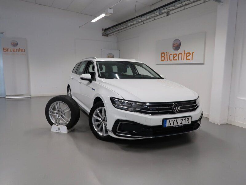 Vit Begagnad 2021 VW Passat GTE Kombi | 279 900 kr (Marknadspris) - Bild 1/3
