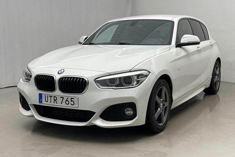 Vit Begagnad 2017 BMW 118 Shadowline Halvkombi | 114 900 kr (Bra pris) - Bild 1/4
