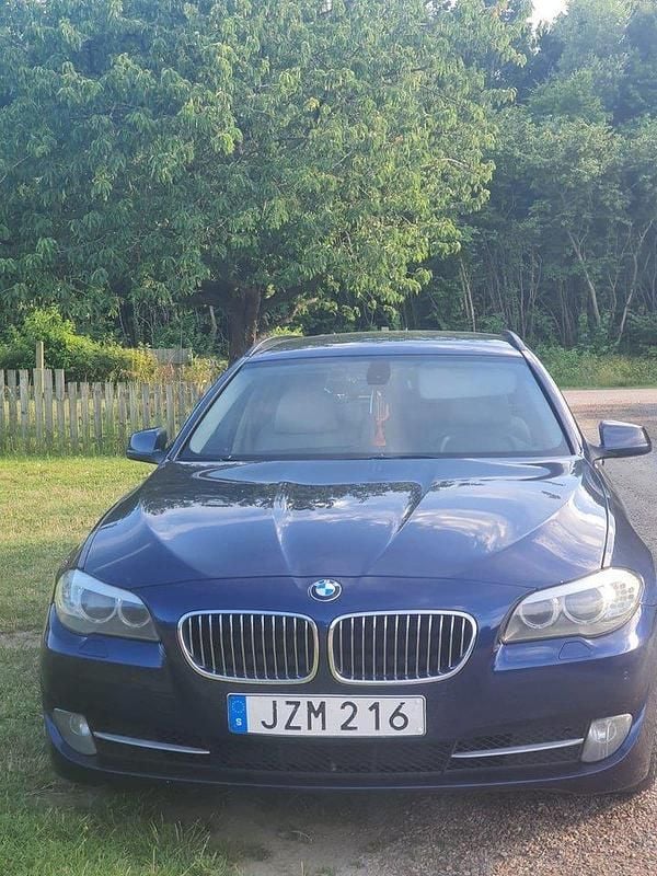 Blå Begagnad 2011 BMW 520 Kombi | 95 000 kr (Bra pris) - Bild 1/4