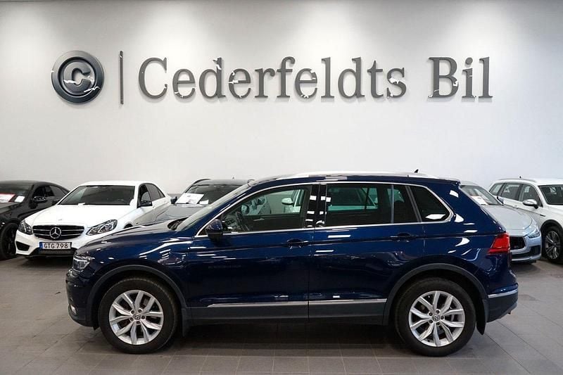 Mörkblå Begagnad 2016 VW Tiguan Active SUV | 159 900 kr (Marknadspris) - Bild 1/4